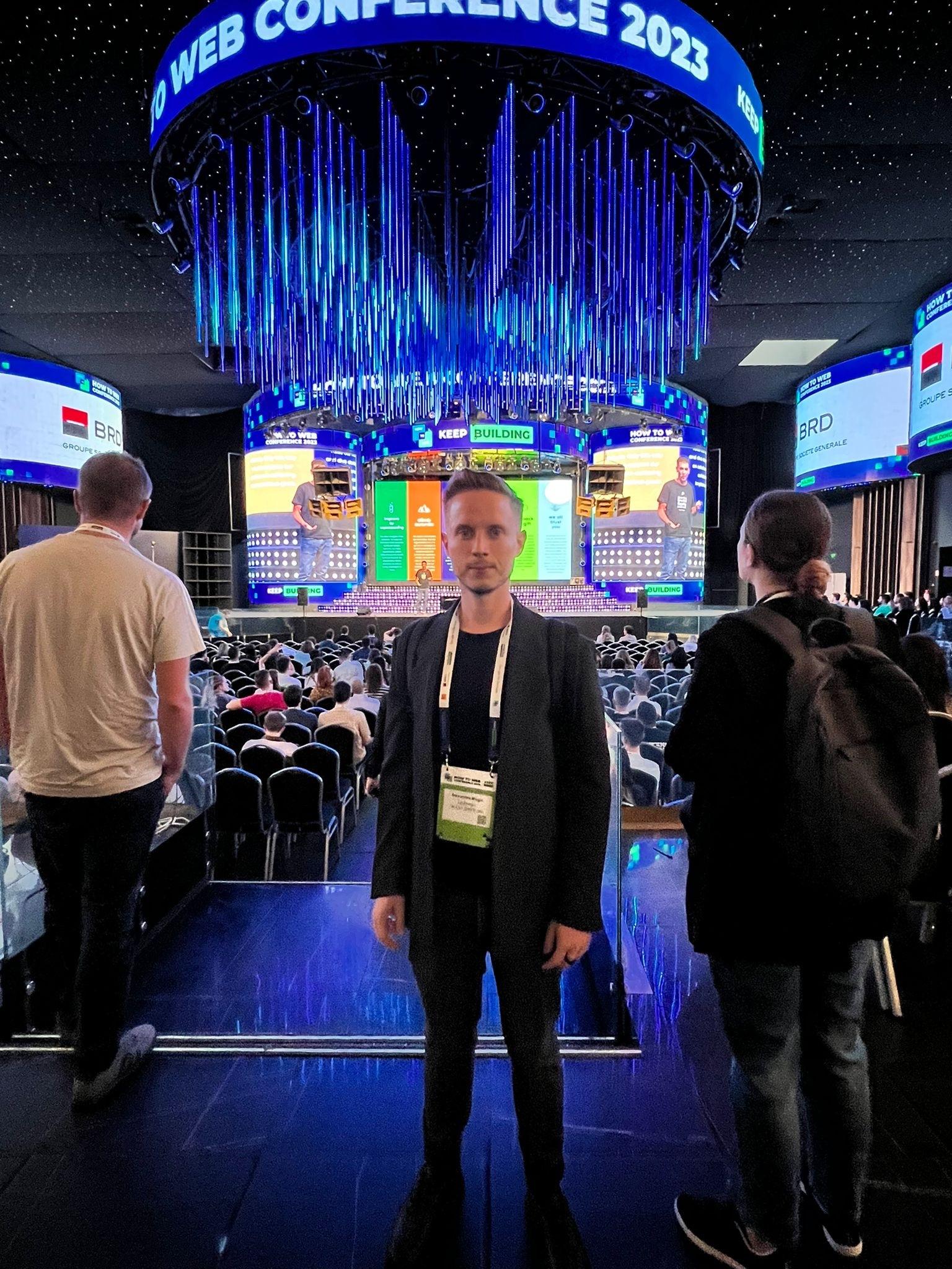 Me standing in front of the stage at How to Web Conference in Bucharest